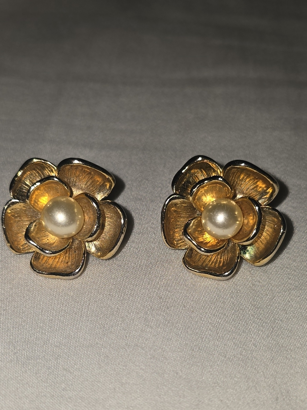 Beautiful Vintage Brushed Gold Tone Flower Clip On Earrings Faux Pearl Centers